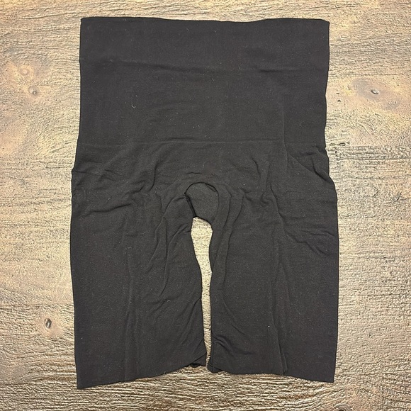 Spanx, Undie-tectable Midthigh, Black, Size Small - Picture 7 of 8